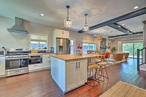 Luxe Lake Arrowhead Farmhouse With Deck And Patio