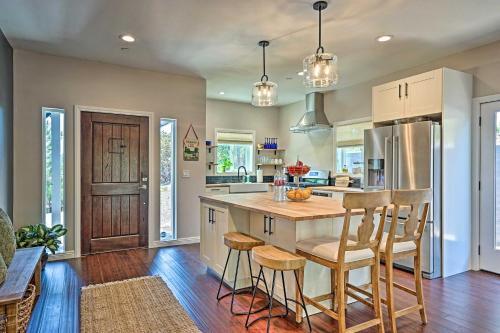 Luxe Lake Arrowhead Farmhouse With Deck And Patio