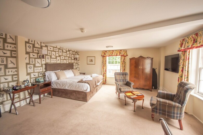 Norfolk Arms Hotel