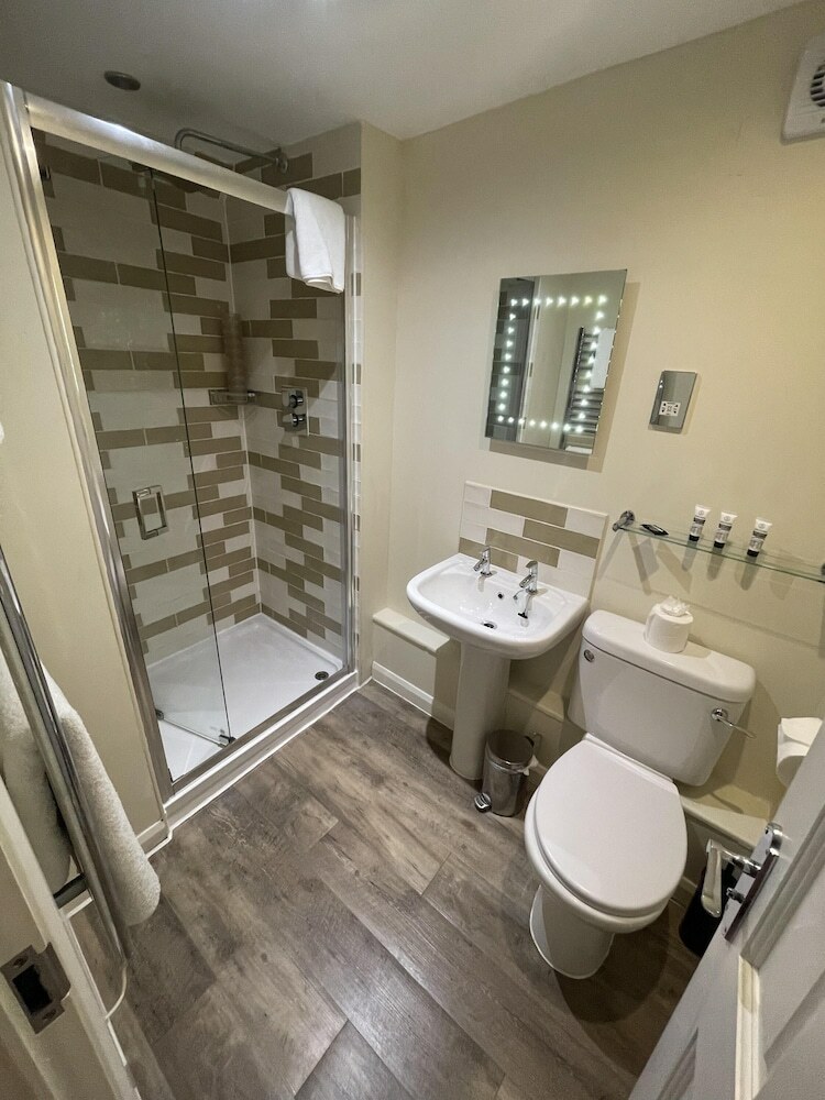 Norfolk Arms Hotel