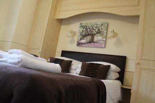 Old Court Hotel & Suites