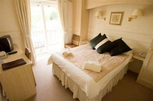 Old Court Hotel & Suites