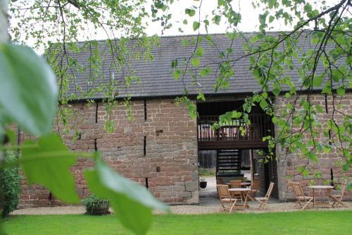 Old Court Hotel & Suites