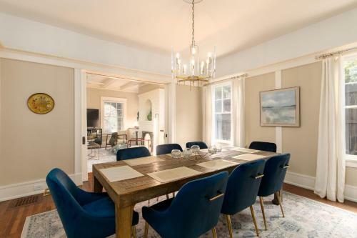 Red Door Retreat- Executive, Luxury, Historic