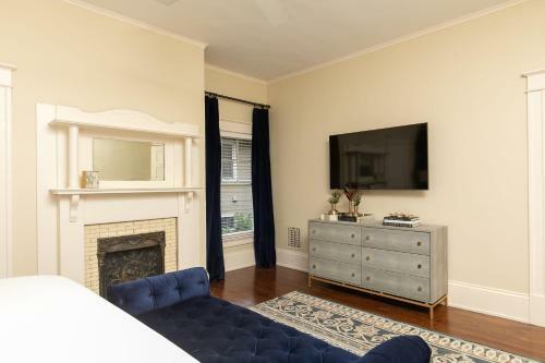 Red Door Retreat- Executive, Luxury, Historic