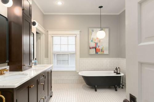 Red Door Retreat- Executive, Luxury, Historic