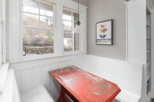 Red Door Retreat- Executive, Luxury, Historic