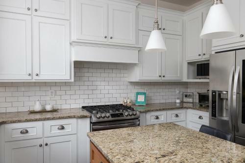 Red Door Retreat- Executive, Luxury, Historic