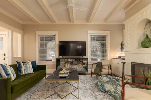 Red Door Retreat- Executive, Luxury, Historic