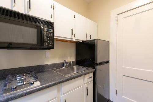 Red Door Retreat- Executive, Luxury, Historic