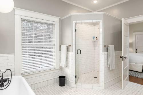 Red Door Retreat- Executive, Luxury, Historic