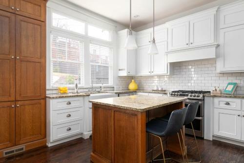 Red Door Retreat- Executive, Luxury, Historic