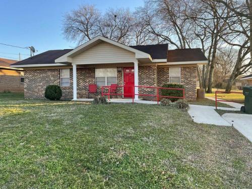 Beautiful Spacious 3 Br Brick Home For The Family