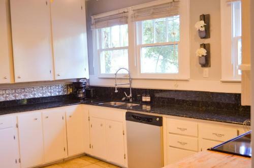 Perfectly Modern Craftsman- Close To Everything!