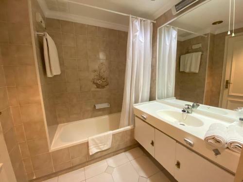 Apartment With Sea View In Marbella