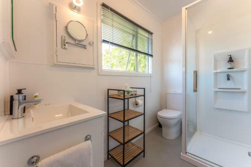 Four Palms Cottage - Onetangi Holiday Home