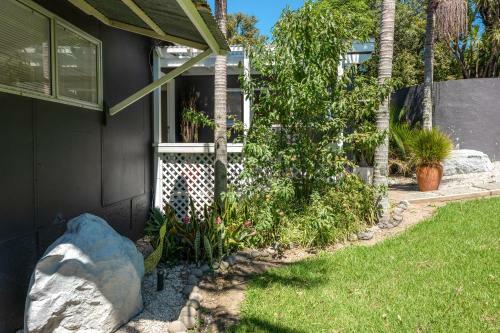 Four Palms Cottage - Onetangi Holiday Home