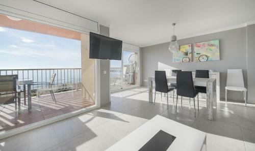 R13 Beachfront Apartment Segur