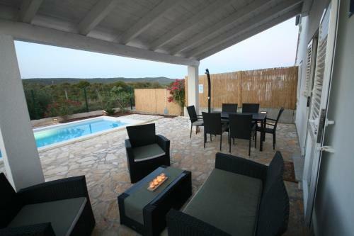 House Sakarun With Swimming Pool