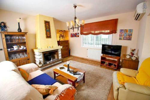Arenales Great Home With Ac, Pool And Barbecue
