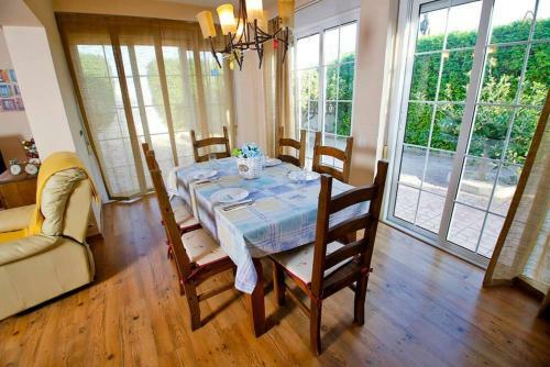 Arenales Great Home With Ac, Pool And Barbecue