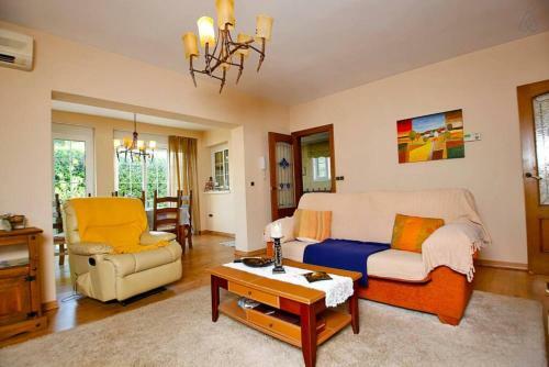 Arenales Great Home With Ac, Pool And Barbecue