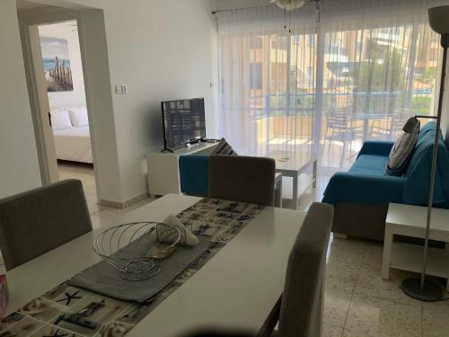 Kings Palace - Modern And Stylish Pool Facing Apartment