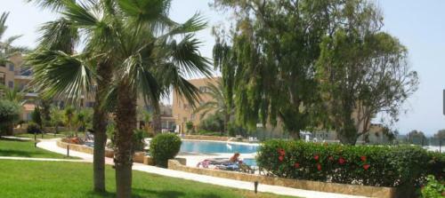 Kings Palace - Modern And Stylish Pool Facing Apartment
