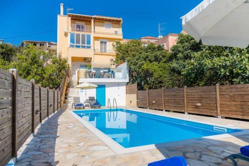 Villa Dinos
