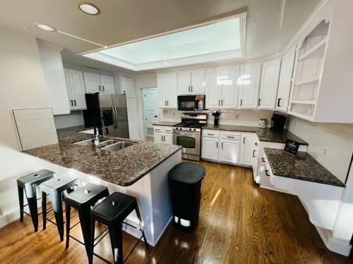 Mesa Mansion - Beautiful Pool, Hot Tub - Sleeps 32