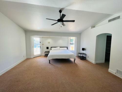 Mesa Mansion - Beautiful Pool, Hot Tub - Sleeps 32