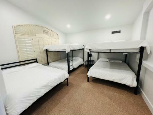 Mesa Mansion - Beautiful Pool, Hot Tub - Sleeps 32