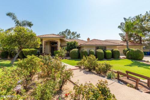 Mesa Mansion - Beautiful Pool, Hot Tub - Sleeps 32