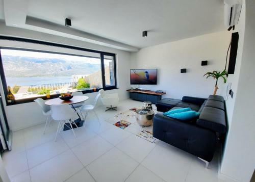 Pool And Sea Luxury Apartment