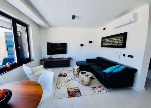 Pool And Sea Luxury Apartment
