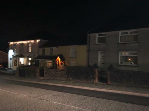 The Cwtch, With Log Fire, Sleeps 5, Pets Welcome, Nr Zip World Tower
