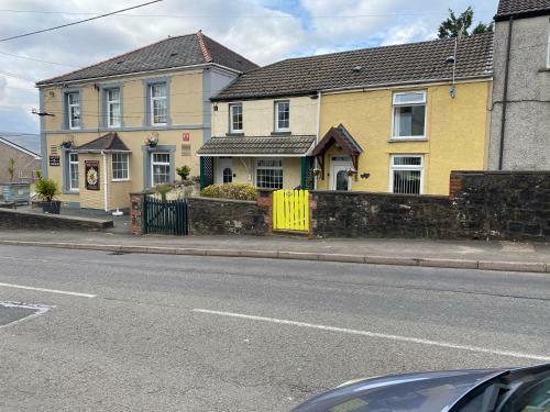 The Cwtch, With Log Fire, Sleeps 5, Pets Welcome, Nr Zip World Tower