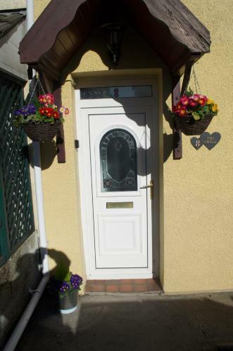 The Cwtch, With Log Fire, Sleeps 5, Pets Welcome, Nr Zip World Tower
