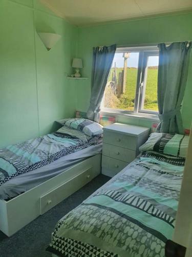 On Farm Chalet, Sleeps 6, Rhoshirwaun