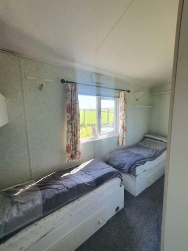 On Farm Chalet, Sleeps 6, Rhoshirwaun