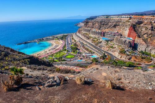 Apartment With Big Pool And Sea View