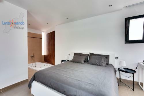 Villa Blanca, Designer Villa With Pool In Teguise