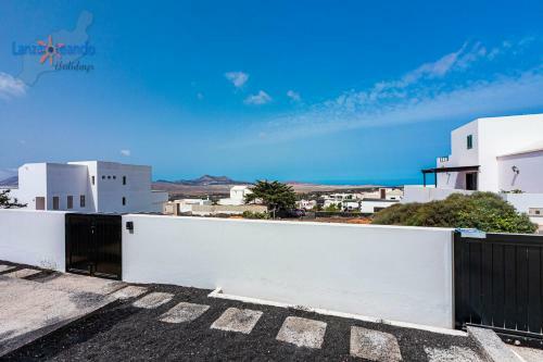 Villa Blanca, Designer Villa With Pool In Teguise