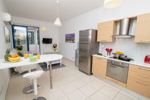 "the Good Times" Apartment