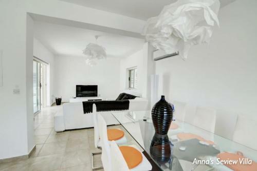 Anna's Seaview Villa