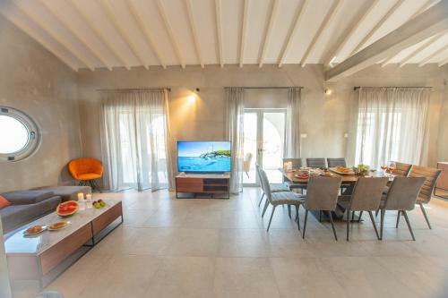 Villa Protaras Art House Seviews