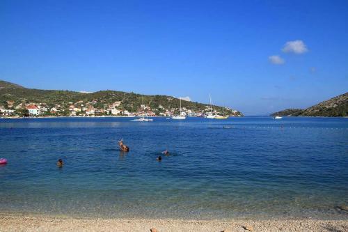 Apartments By The Sea Vinisce, Trogir - 17210