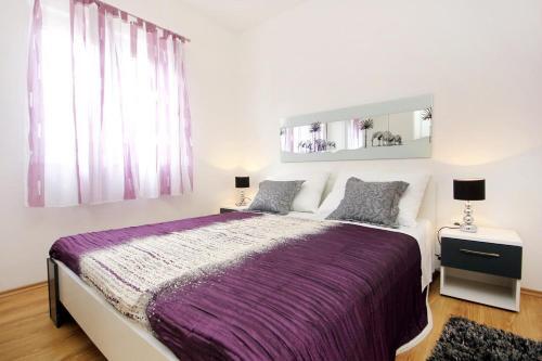 Apartments By The Sea Vinisce, Trogir - 10008