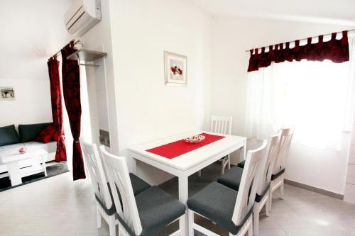 Apartments By The Sea Vinisce, Trogir - 10008