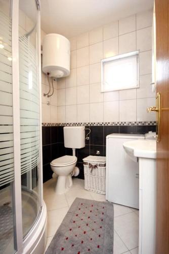 Apartments By The Sea Vinisce, Trogir - 10008